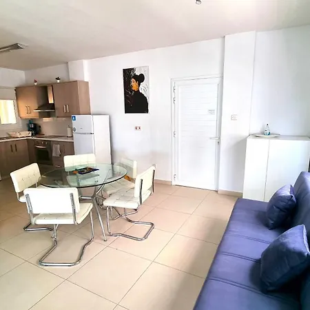 شقة Center: Your Urban Retreat- 100m To The لارنكا