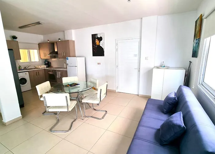 Апартаменти Center: Your Urban Retreat- 100m To The Ларнака