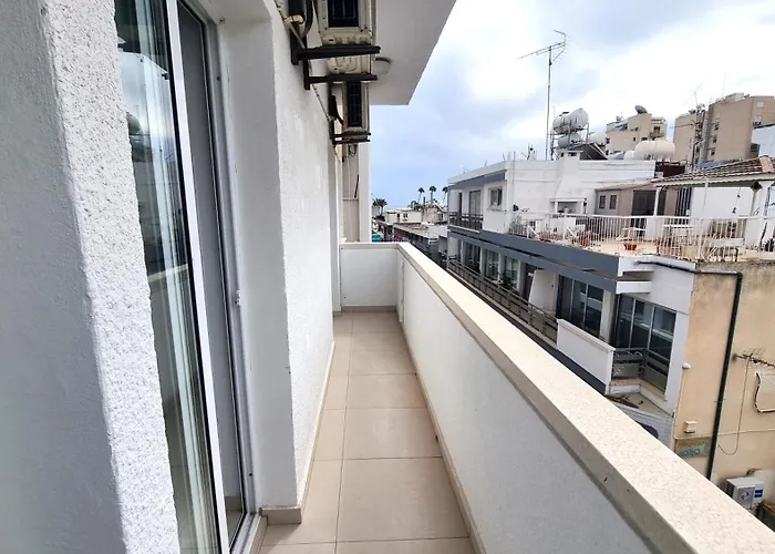 Center: Your Urban Retreat- 100m To The Апартаменти