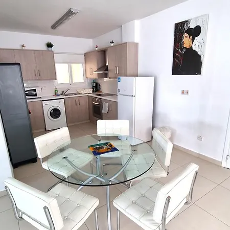 Appartement Center: Your Urban Retreat- 100m To The Larnaca