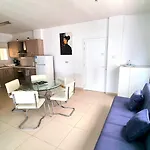 Lägenhet Center: Your Urban Retreat- 100m To The Larnaca