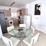 Lägenhet Center: Your Urban Retreat- 100m To The Larnaca